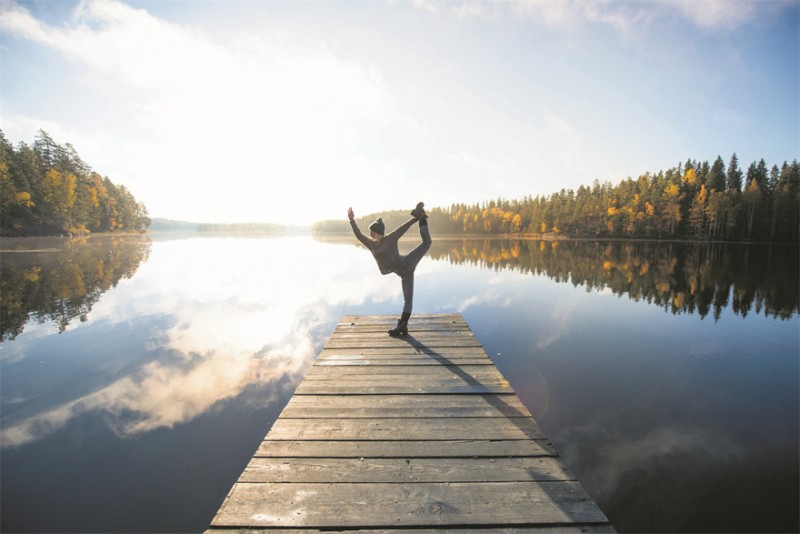 湖边瑜伽 © Eeva MäkinenVisit Finland