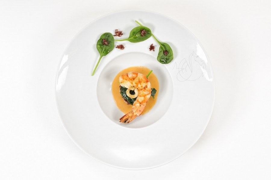 Crevette et supions sauce homardine à l’estragon rie rouge et pousses d’épinards