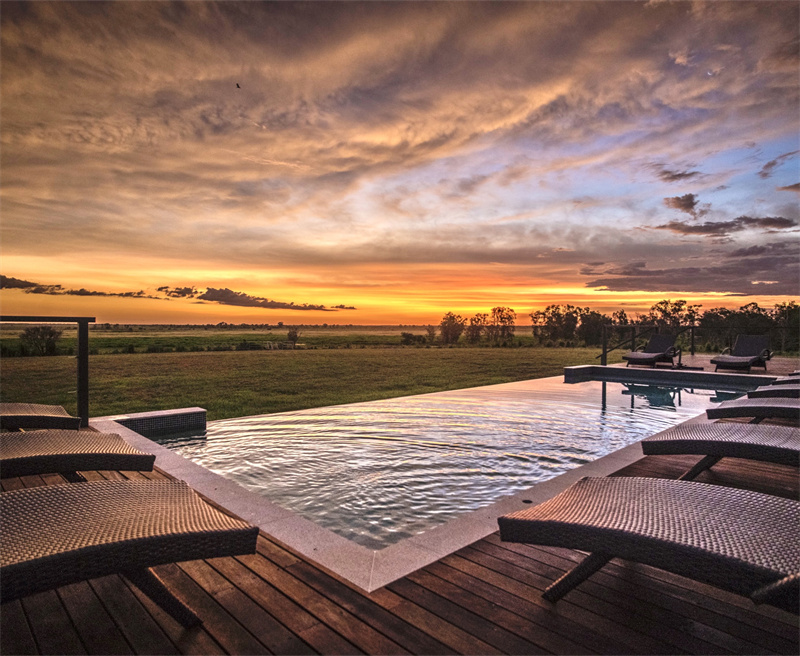 夕阳下的芬尼斯河屋酒店无边泳池 ©Finnis River Lodge,Tourism NT