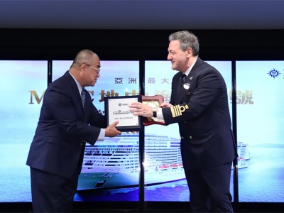 图二：MSC地中海荣耀号船长Lauro Maresca先生与基隆港代表进行传统的铭牌交换仪式